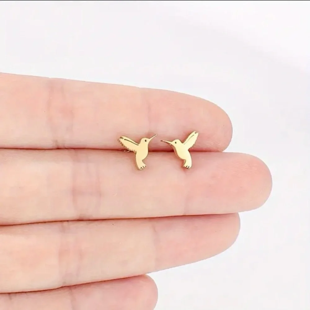 NEW Dainty Hummingbird stud Earrings in Gold color - Boutique - Picture 5 of 5